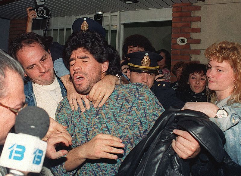 El 26 de abril de 1991 Maradona fue detenido en su residencia de Buenos Aires por posesión de cocaina, fue puesto en libertad al día siguiente tras el pago de la fianza impuesta.