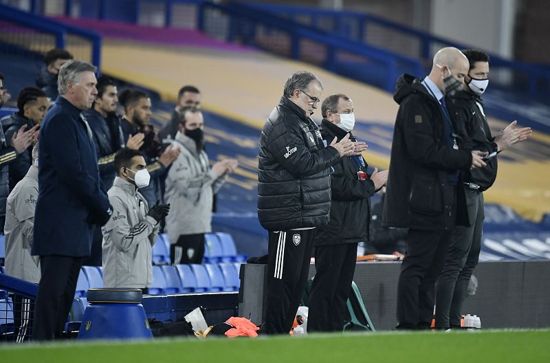 Los entreadores del Everton y el Leed, Ancelotti y Bielsa (derecha), entre otros, durante el minuto de silencio por Maradona