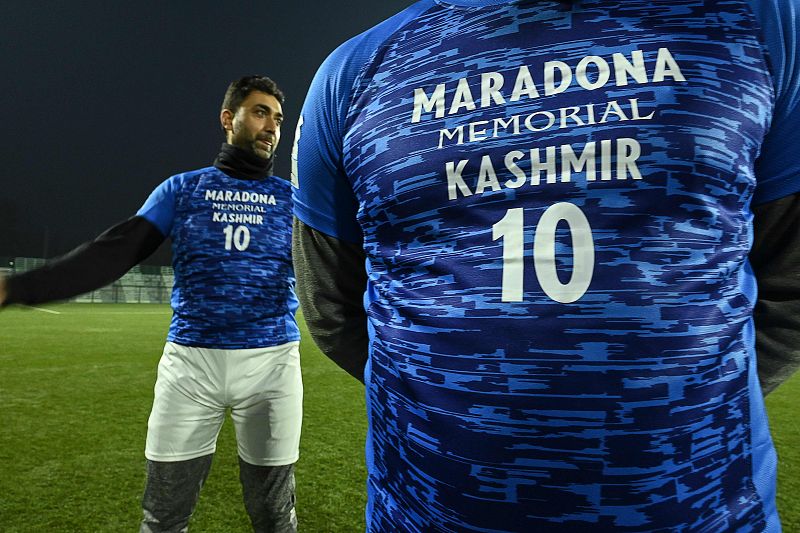 Camisetas especiales de los veteranos de Cachemira para un partido homenaje a Maradona