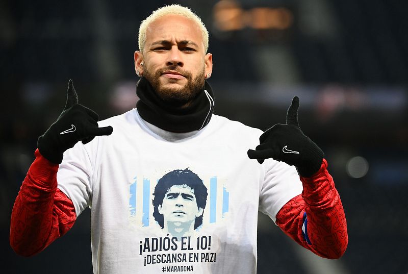 El jugador del París Saint-Germain Neymar calienta con una camiseta de recuerdo a Maradona