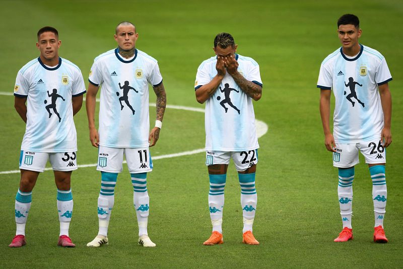 Los jugadores de Racing Club saltaron al campo con una camiseta comnemorativa por la muerte de Maradona y Walter Montoya (segundo por la derecha) rompió a llorar antes de su enfrentamiento ante Unión