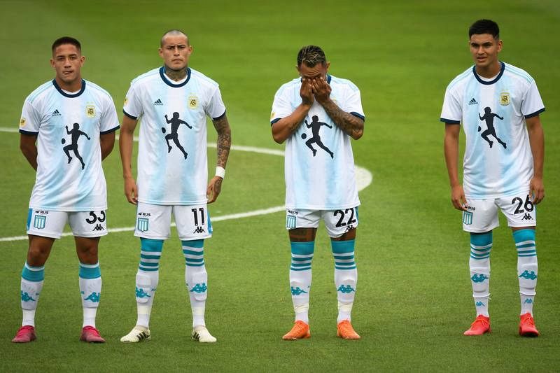  Los jugadores de Racing Club saltaron al campo con una camiseta comnemorativa por la muerte de Maradona y Walter Montoya (segundo por la derecha) rompió a llorar antes de su enfrentamiento ante Unión 