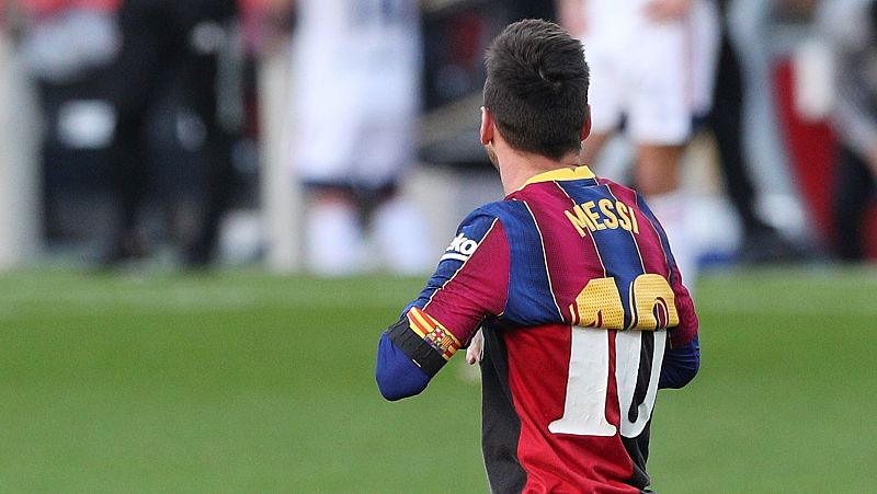 Leo Messi, con la camiseta de Newell's bajo la azulgrana en homenaje al fallecido Diego Armando Maradona