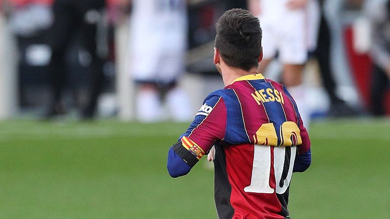  Leo Messi, con la camiseta de Newell's bajo la azulgrana en homenaje al fallecido Diego Armando Maradona