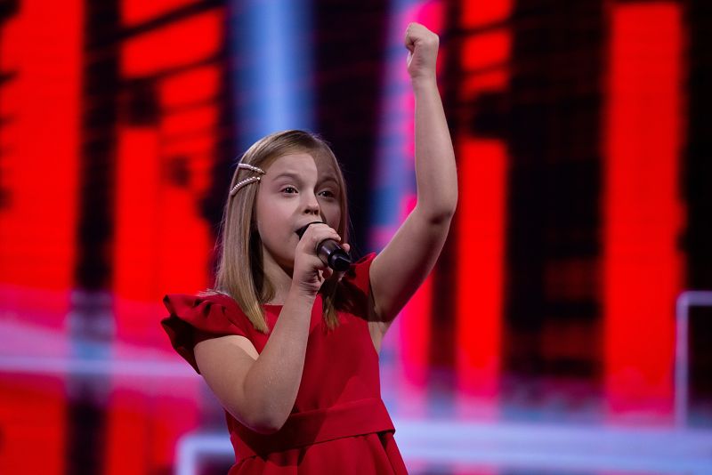 Ala Tracz de Poland durante la interpretación de 'I'll Be Standing'