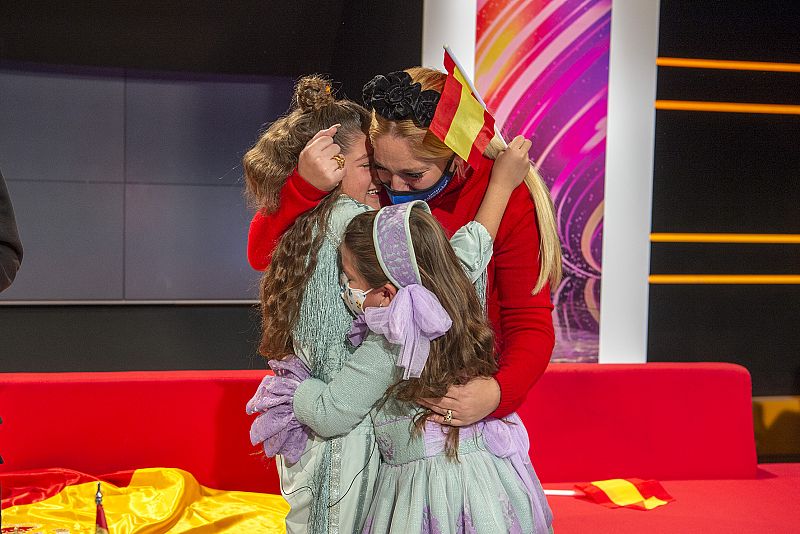  Soleá se abraza a su madre y su hermana