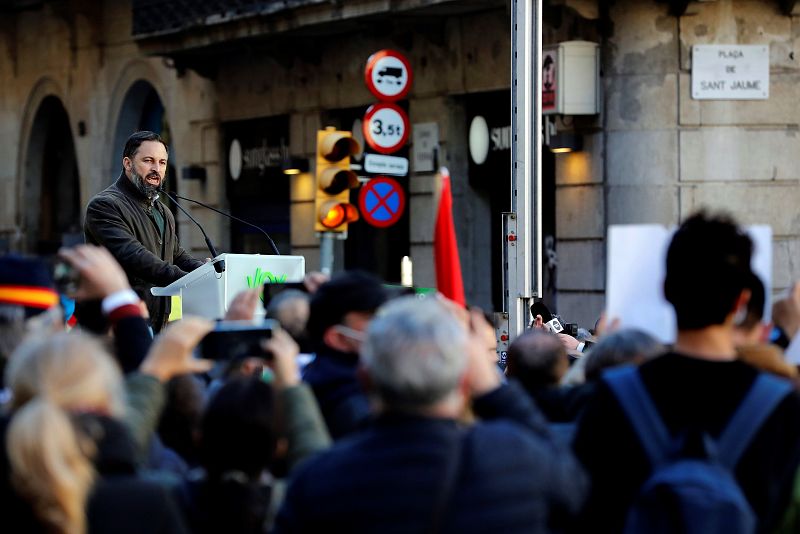 El líder de Vox, Santiago Abascal, da un discurso durante un acto organizado por la formación por el aniversario de la Constitución en la plaza Sant Jaume de Barcelona