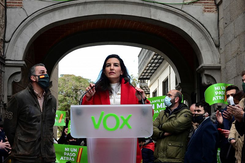 La portavoz de Vox en la Asamblea de Madrid, Rocío Monasterio, durante su intervención en la concentración convocada por la formación "en defensa de la Constitución" en la Plaza de la Villa