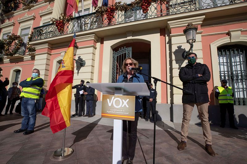 La diputada de Vox en el Congreso de los Diputados, Lourdes Méndez, junto al presidente del partido en Murcia, José Ángel Antelo, durante la lectura de un manifiesto con motivo del Día de la Constitución frente al Ayuntamiento de Murcia