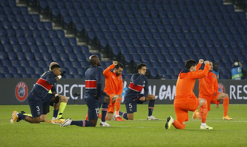 Futbolistas del PSG y del Basaksehir Estambul, arrodillados antes del reinicio del partido