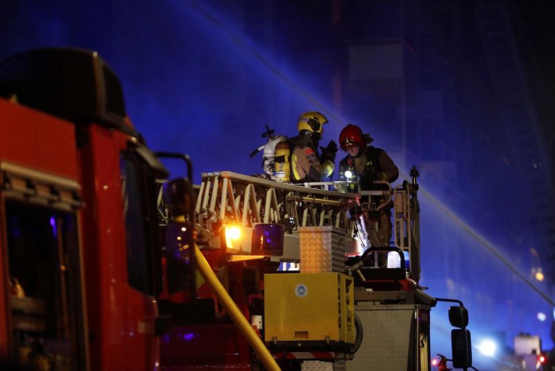 Los bomberos intentan apagar el incendio en la nave