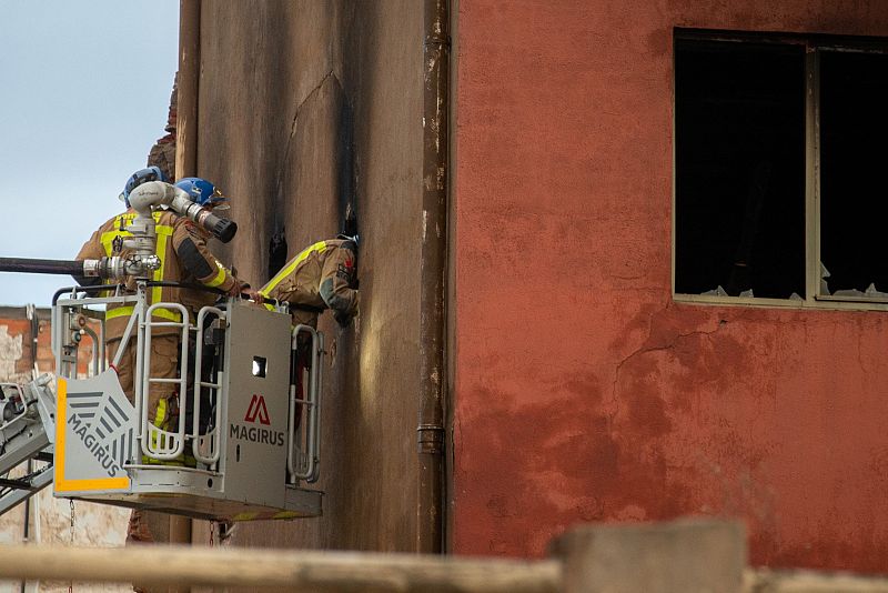 Los bomberos no descartan hallar más víctimas mortales en el interior de la nave de Badalona donde se declaró un incendio