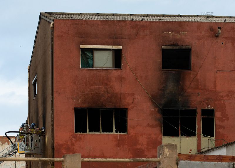 Aspecto de la nave industrial en la que siguen trabajando los bomberos para extinguir el fuego