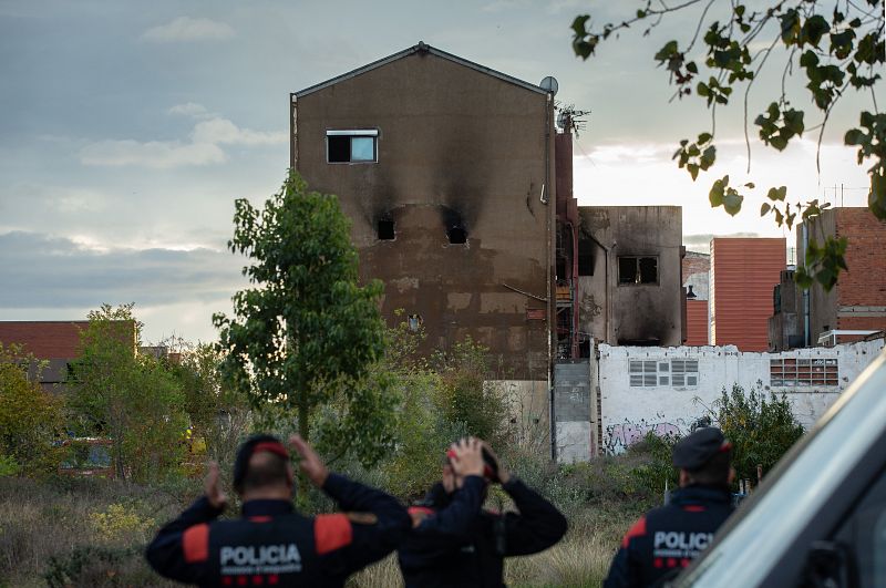 Los Mossos d'Esquadra custodian los alrededores de la nave incendiada en Badalona