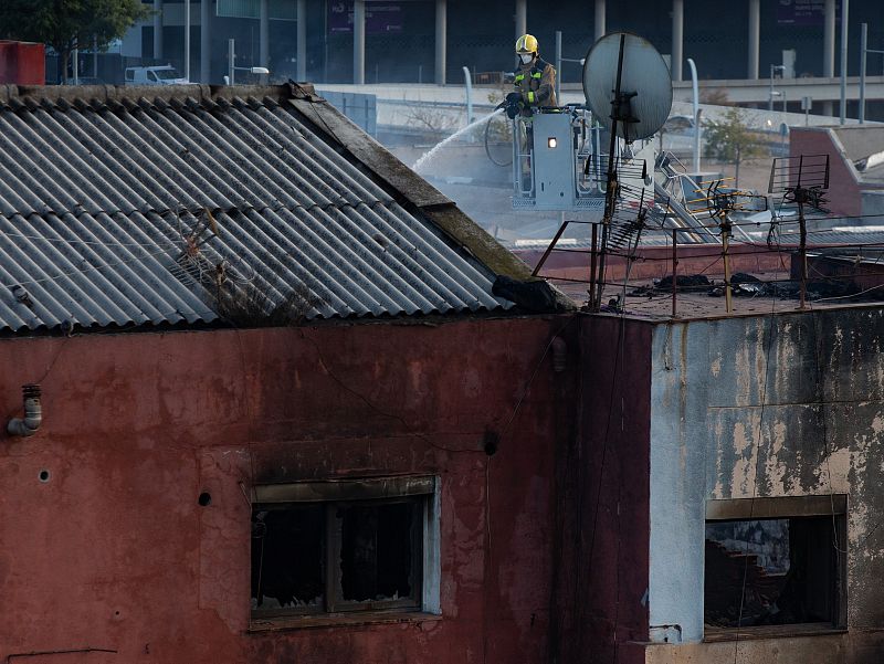 Los bomberos continúan trabajando en la nave incendiada