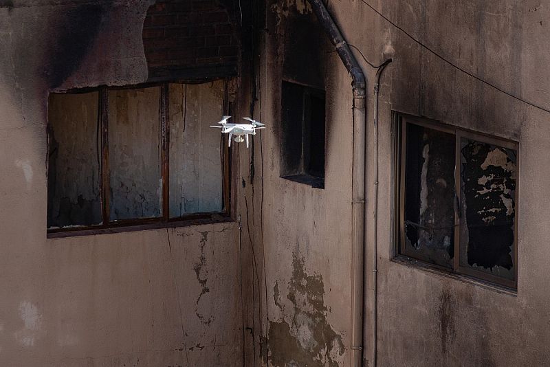 Un drone toma imágenes para valorar los daños causados en la nave de Badalona