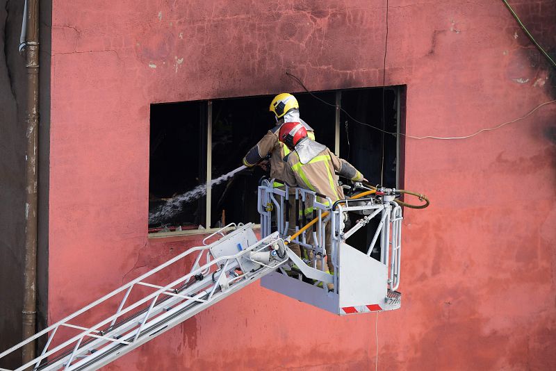 Los bomberos ya tienen controlado el incendio en la nave abandonada