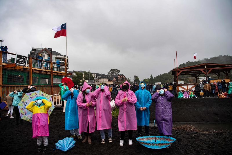 Decenas de miles de personas se han congregado en distintos puntos de las regiones de La Araucanía, Los Ríos y Biobío, aunque los expertos alertaron de que ese área del país iba a sufrir condiciones climatológicas desfavorables que podrían provocar u