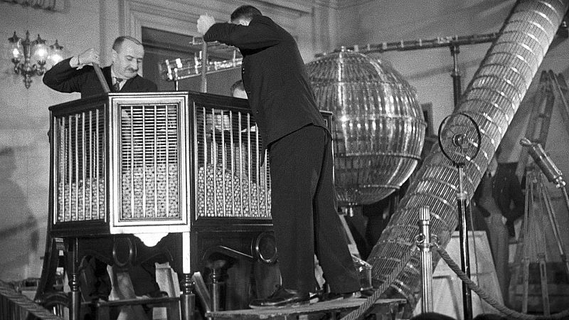 Madrid, 22-12-1939.- Preparativos de uno de los bombos y recuento de bolas para el sorteo de la lotería de Navidad.