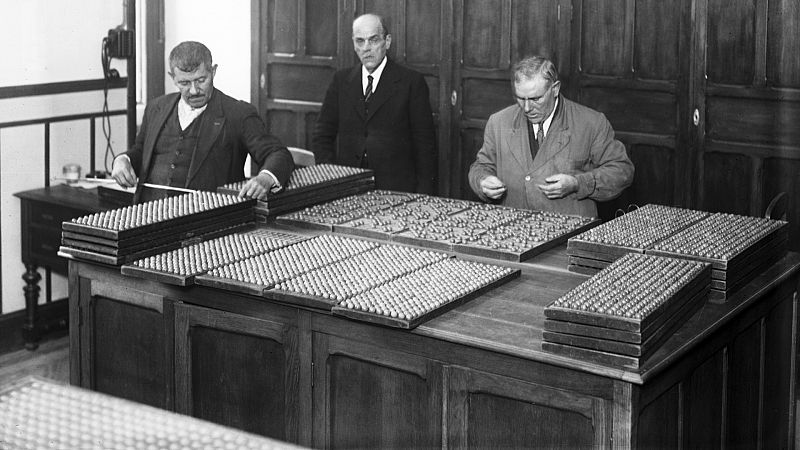 Madrid hacia 1932.- Recuento y ordenación de bolas en la sede de la Lotería Nacional de la calle Montalbán.