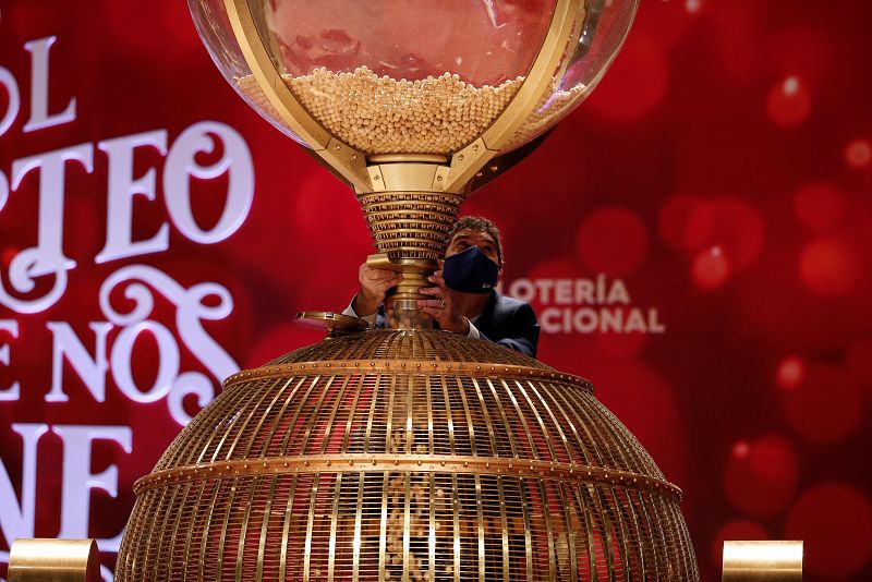 La tolva vuelca las bolas en uno de los bombos del sorteo