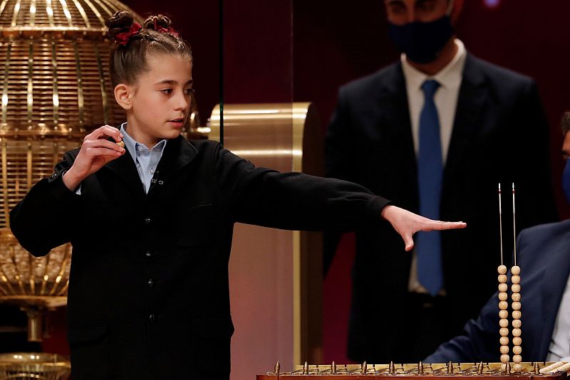 Judith García tapa el alambre antes de cantar el tercer premio