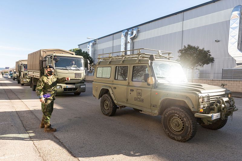 Vehículos militares salen del centro logístico de Pfizer en Guadalajara para escoltar el traslado de la vacuna a la base madrileña de Getafe desde donde se enviarán por avión a Baleares, Canarias, Ceuta y Melilla