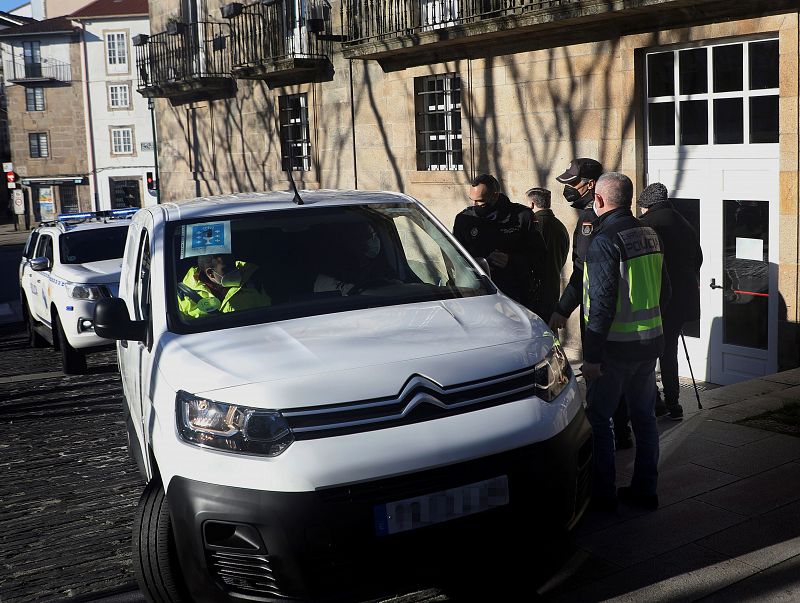 Miembros de la Policía Nacional y Policía Autonómica de Galicia acompañados por funcionarios de Sanidad y Política Social de la Xunta han realizado un simulacro de la llegada de las dosis de las vacunas