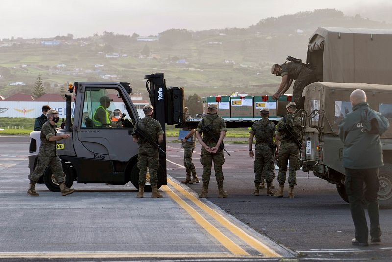 Las primeras dosis de la vacuna llegan al aeropuerto de los Rodeos, en la isla de Tenerife, en un avión del Ejército de Tierra