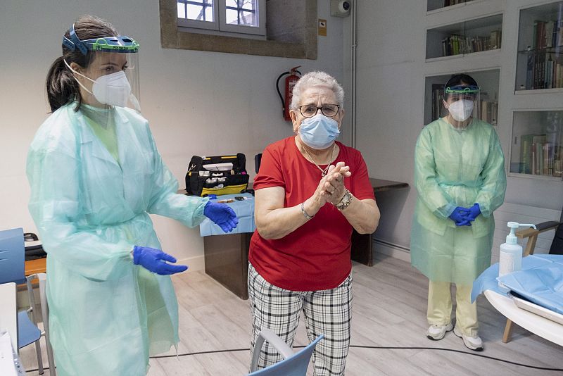 Nieves Cabo, de 82 años, la primera gallega que recibe la vacuna en la residencia Puerta del Camino, en Santiago de Compostela