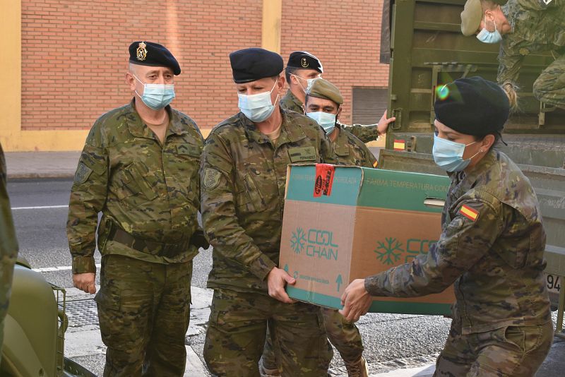 Personal militar entrega una caja con dosis de la vacuna a la Residencia de Mayores dependiente del Imserso en Melilla