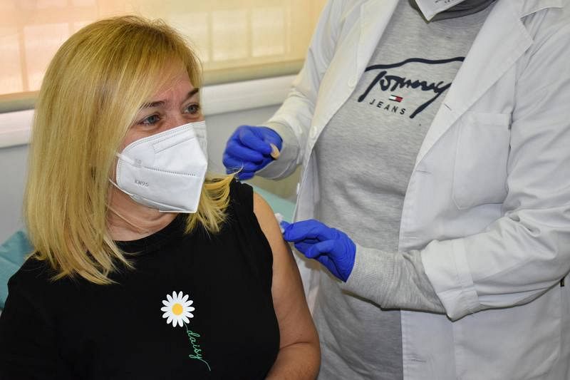 Rosa María Yebra, trabajadora de la Residencia de Mayores dependiente del Imserso, recibe la primera dosis de la vacuna en Melilla