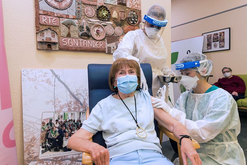 Cantabria ha comenzado la vacunación en el centro de atención a la dependencia de Cueto, en Santander, y María Dolores Luzuriaga, de 72 años, ha sido la primera en recibirla