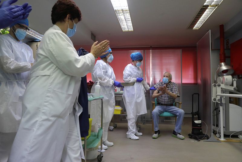 Nicanor, de 72 años, es aplaudido por personal del centro tras recibir una dosis de la vacuna en la residencia de mayores Vallecas de Madrid