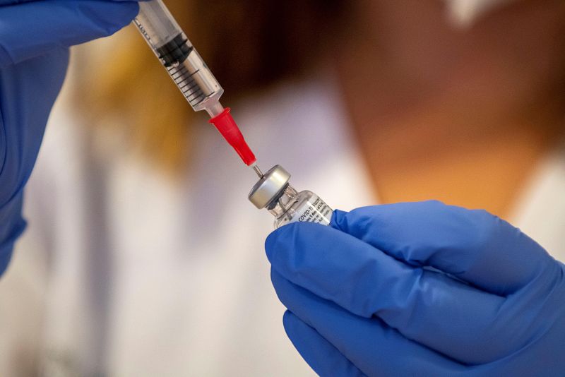 Preparación de las vacunas en la residencia Oms-Sant Miquel de Palma