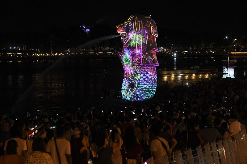 La estatua de Merlión se ilumina en Singapur como parte de las celebraciones