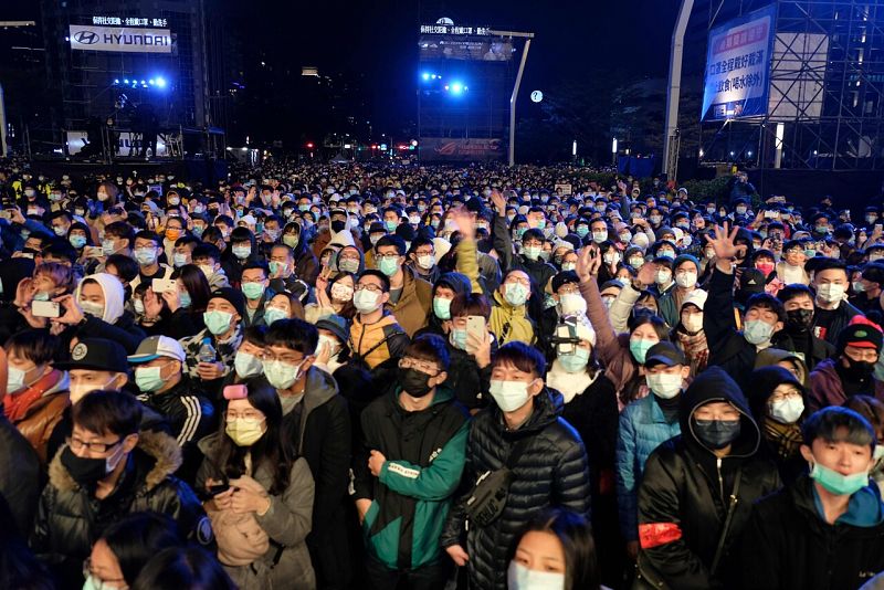 La multitud que se ha reunido ante el Taipei 101 lo ha hecho con mascarillas y mayor distancia que la que se ha mantenido otros años.