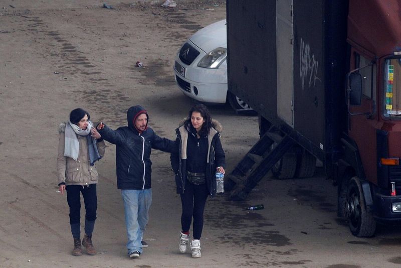 Asistentes a la fiesta, momentos antes de que los Mossos desalojara este sábado la 'rave' ilegal en la nave industrial abandonada de Llinars del Vallès.