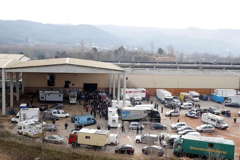 La nave se encontraba custodiaba por efectivos de la policía local de Llinars y efectivos de los Mossos de las unidades de seguridad ciudadana, antidisturbios ARRO y tráfico. En su entorno había aparcados unos doscientos vehículos.