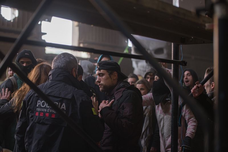 La entrada de la policía en el interior de la nave ha provocado algunos momentos de tensión entre los participantes de la fiesta y los agentes.