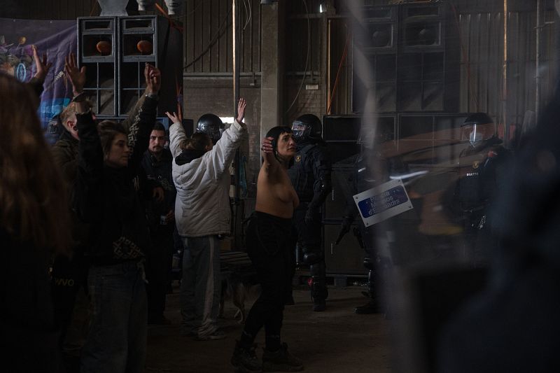 Los jóvenes que han participado en la fiesta ilegal lo han hecho sin guardar las distancias de seguridad ni usar mascarilla.