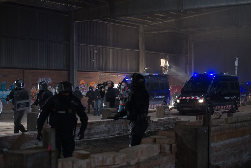 Fuentes de los Mossos han explicado que el inicio del dispositivo de desalojo se ha demorado porque los organizadores habían colocado unas grandes piedras en los caminos de acceso a la nave para dificultar la acción policial, por lo que ha sido neces