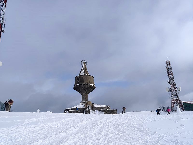 Imagen de la ermita de la Virgen de Orduña (Vizcaya)  con nieve. Este domingo los puertos vascos de Arantzazu, Artikutza, Balcón de Bizkaia, Dima, Elosua, Larreineta, Orduña y Urkiola, todos ellos de la red secundaria, han sido cerrados completamente