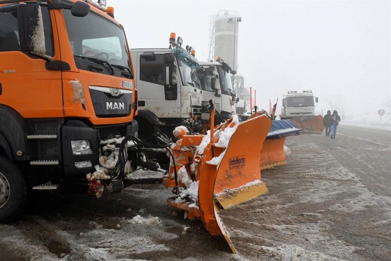 Máquinas quitanieves preparadas en el Alto del Puerto de Pajares. En total catorce comunidades autónomas están en alerta por nieve, viento, frío y fenómenos costeros.