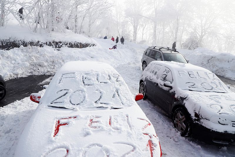 Coches cubiertos con la nieve en la localidad lucense de O Cebreiro. Hay lugares en España que renacen con las nevadas. Dos de ellos son Manzaneda, en Ourense, y Pedrafita, en Lugo.