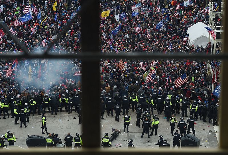  Los manifestantes han roto el cordón policial y han sembrado el caos dentro y fuera del Capitolio