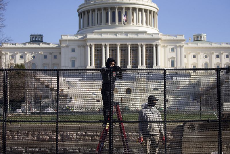La seguridad se ha reforzado en el exterior del edificio