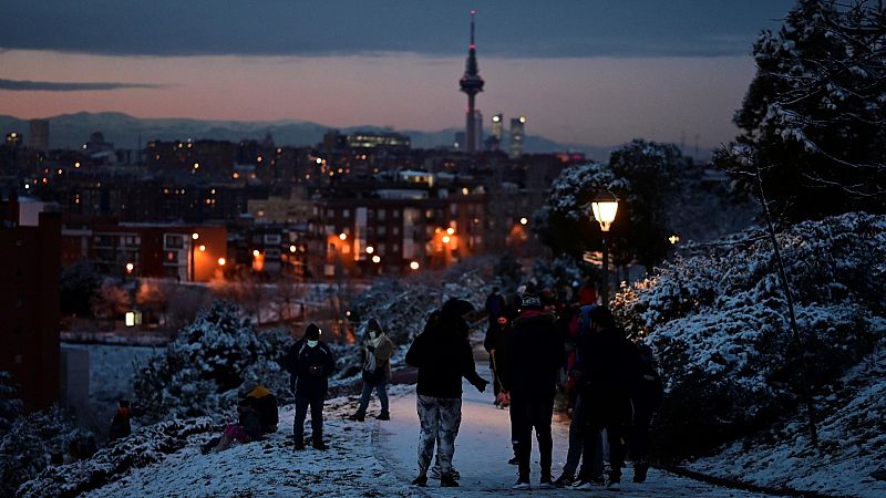 Madrid con un manto de nieve desde el cerro Tío Pío