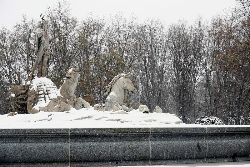 Aspecto de la plaza de Neptuno, en Madrid, tras las intensas nevadas.