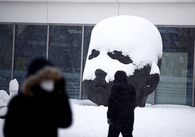 Escultura de Antonio López en la estación de Atocha de Madrid cubierta por la nieve.